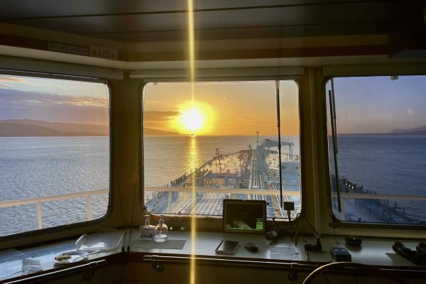 Coucher de soleil à l'horizon depuis la passerelle d'un navire