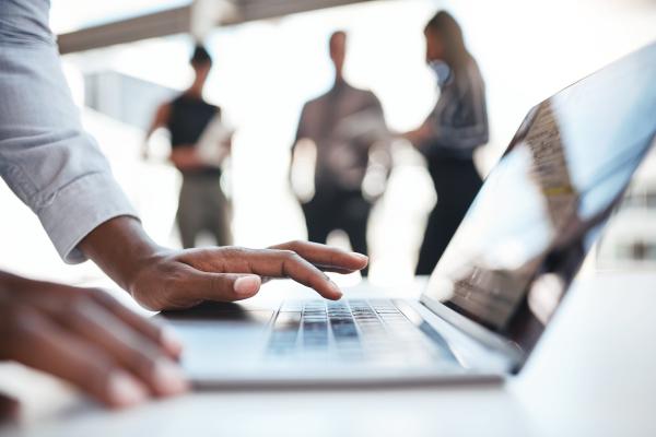 Image floue d'un espace de bureau