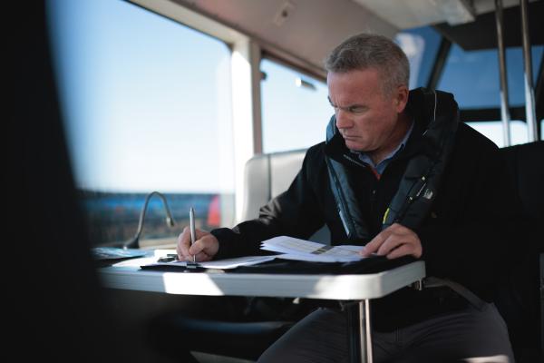 Un homme examinant des documents